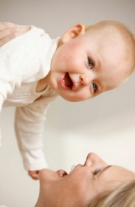 baby-lifting-head-195x300